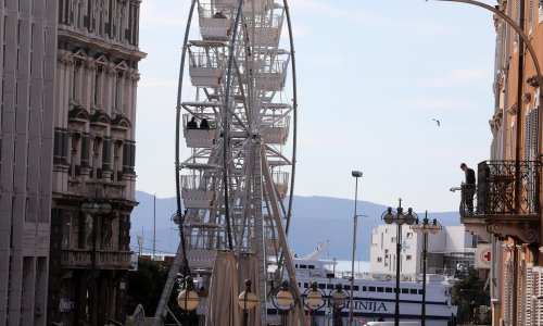 [FOTO/VIDEO] Zavrtjelo se 'riječko oko': Panoramski kotač nova je atrakcija u Rijeci, pogledajte kako je izgledala prva vožnja