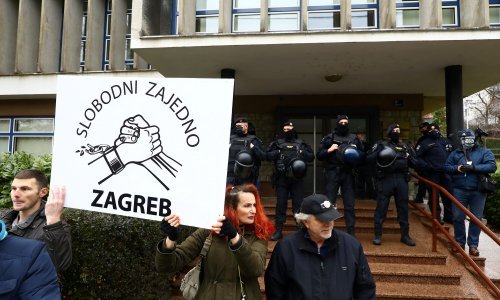 [FOTO/VIDEO] Prosvjednici se okomili na učitelje: 'Prodane duše, sramite se. Ili ćete izabrati našu djecu i ljubav, ili te zlotvore kojima služite'