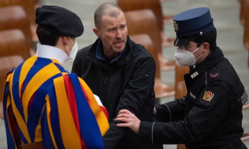 [VIDEO] Incident u Vatikanu: Muškarac vikao da Bog ne želi crkvu, evo kako je reagirao papa Franjo