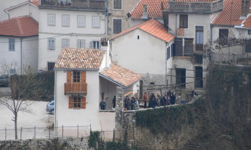 Otvoren je Natječaj za dodjelu književne nagrade 'Edo Budiša', dobitnik će provesti mjesec dana u slavnoj pazinskoj 'Kući za pisce'