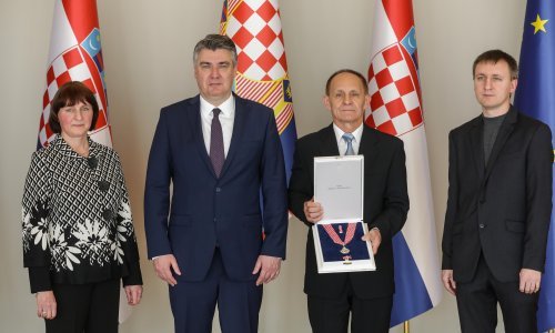 [FOTO] Milanović odlikovao pilota Borovića za prvi prelet MIG-om na hrvatsku stranu: Ovim se pokušava nadoknaditi ono što sam trebao primiti prije 27 godina