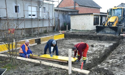 [FOTO/VIDEO] Godinu dana od potresa počela je gradnja prve zamjenske kuće na Banovini