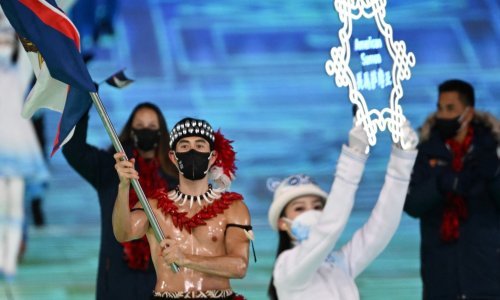 Zvijezda otvaranja ZOI: Na -6 stupnjeva prodefilirao skoro potpuno gol i u japankama pored zabundanih sportaša