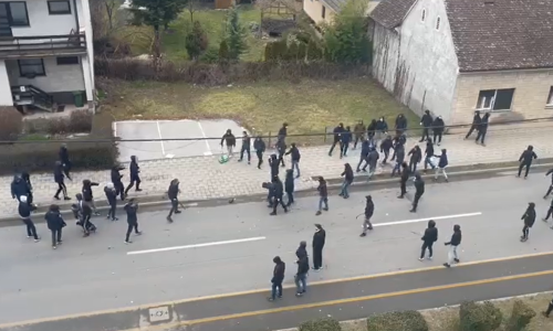 [VIDEO] Grozne scene s ulica Velike Gorice; žestoka tučnjava Boysa i Torcide, jedna osoba ozlijeđena, osam privedenih