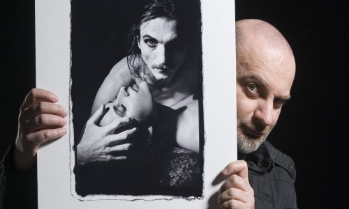 U KIC-ovoj Galeriji: Izložba jednog od naših najcjenjenijih foto umjetnika Igora Kelčeca koji je snimio mnoge kultne fotografije regionalne (pop) kulture