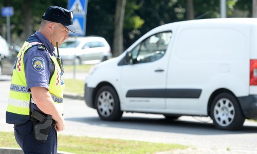 U Čakovcu od žene tražio čašu vode pa kad ga je pustila u kuću, muškarac je oborio na pod i opljačkao