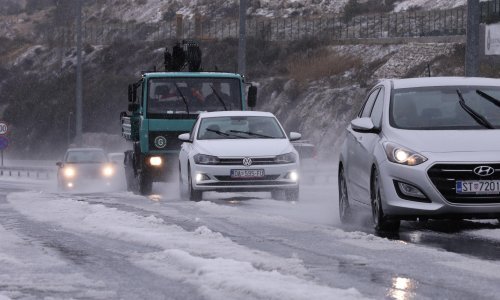 [VIDEO/FOTO] U Zagori snijeg, uz obalu kiša i tuča: Pogledajte prizore iz Dalmacije