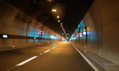 Vozač nakon izlaska iz tunela Mala Kapela sletio s ceste i poginuo