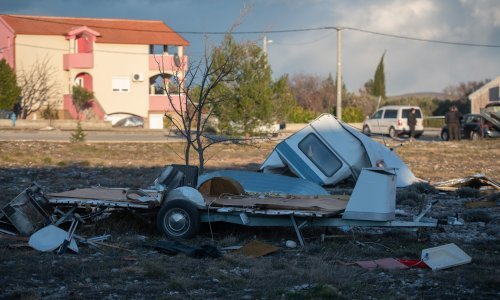 [FOTO] Pogledajte štetu koja je nastala nakon razorne pijavice: Kao da je avion kroz krov prošao...