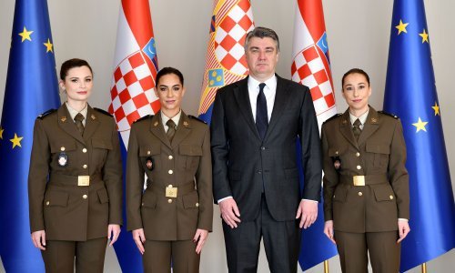 [FOTO/VIDEO] Milanović uručio časničke činove novim poručnicama Zdravstvene službe: 'Vi ste dio zlatnog slijeda'