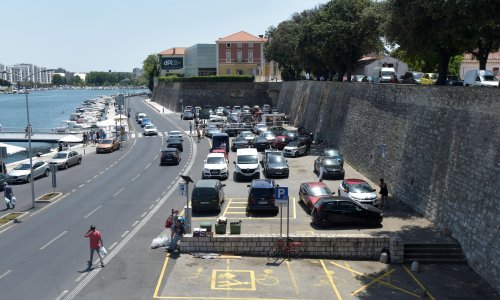 U Zadru od ljeta kreće pametno parkiranje; vozači će uz aplikaciju vidjeti ima li slobodnih mjesta na Poluotoku