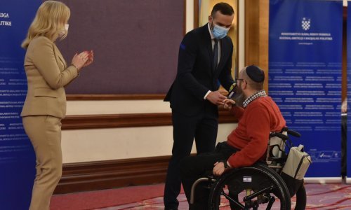Aladrović uručio 52 ugovora udrugama koje pružaju uslugu osobnih asistenata
