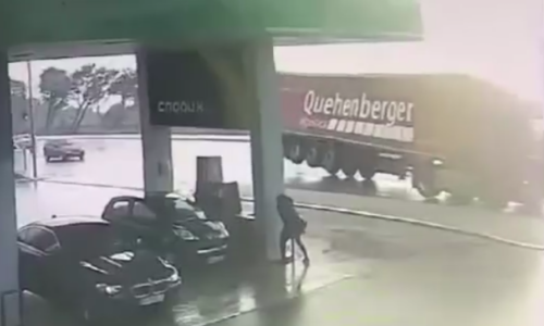 [VIDEO] Pogledajte kako je bura umalo otpuhala kamion u Makarskoj