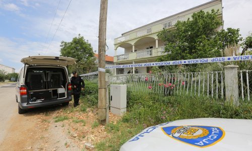 Policija traga za lažnim policajcem u Biogradu; prevario je staricu i oteo joj cijelu životnu ušteđevinu