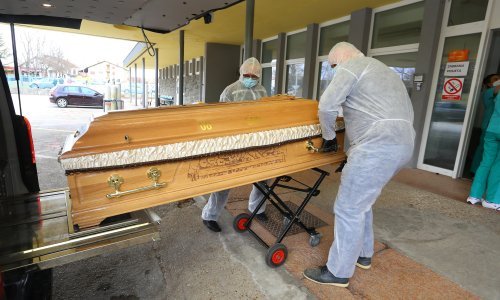 Stručnjaci iz Zavoda za javno zdravstvo objasnili koja je razlika između smrti 's covidom' i 'od covida'