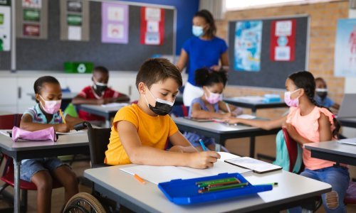 Mišljenja podijeljena: Koliko su štetne maske u učionicama?
