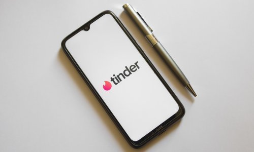 Prvo upoznavanje, a onda fotografija: Tinder želi da idete na spojeve naslijepo