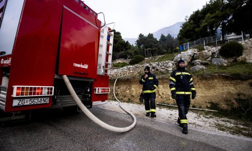 Zapalio se automobil kod Slavonskog Broda, vozačica je ozlijeđena