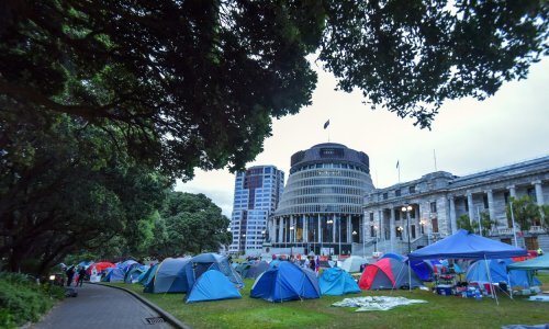 [FOTO] Prosvjednici na Novom Zelandu ne odustaju: Pred parlamentom podigli šatore, dio Wellingtona blokirali kamionima i kamperima