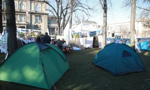 [FOTO] Ispred Vučićevog ureda osvanuli šatori: Aktivisti traže zabranu eksploatacije litija i bora