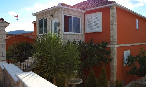 Policija objavila detalje ubojstva na Korčuli: Sin više puta ubo majku u prsa pa otišao u trgovinu