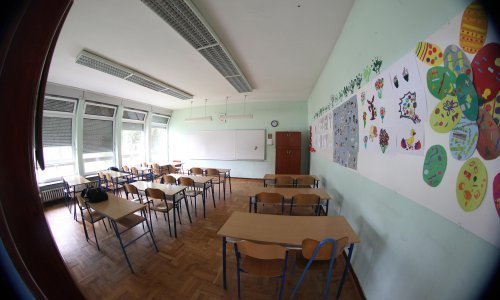 Učitelja nema ni za lijek, pandemija ih je dodatno nokautirala, evo kako se 'pokrivaju' u školama
