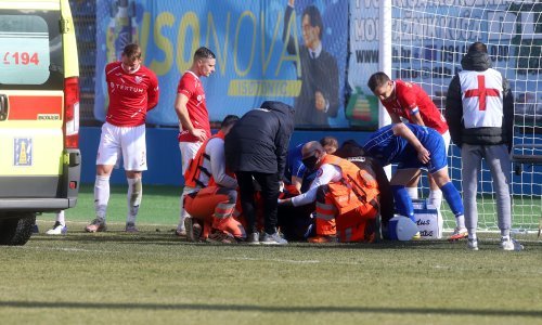 [FOTO] Mučne scene s drugoligaške utakmice iz Varaždina; domaći nogometaš doživio stravičnu ozljedu, igrači obje momčadi u šoku