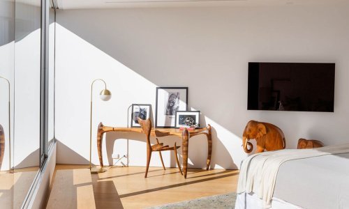 Futuristička kuća na vrhu brda osvaja minimalističkim uređenjem, ali i panoramskim pogledom