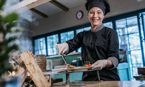 Jedan od najvećih turistički lanac u Hrvatskoj usklađuje plaće s europskim, evo koliko će zarađivati kuhari, konobari, sobarice...