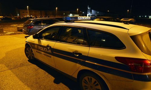 U Petrinji u alkoholnom bunilu pucao iz pištolja koji ilegalno posjeduje i teško ozlijedio drugog muškarca