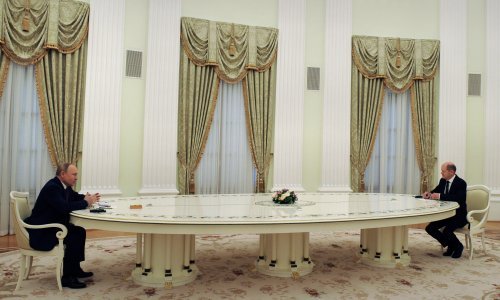 Zapad na distanci: Razgovor Putin-Scholz počeo za poznatim šest metara dugim stolom