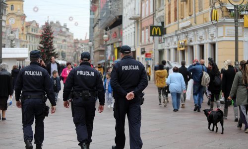 Mladić u Rijeci prolazniku istrgnuo mobitel iz ruke i pobjegao