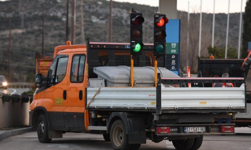 Netko je kod Omiša provalio u pokretni semafor i ukrao akumulator