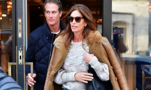 Trend kojem ni Cindy nije odoljela: Ovi kaputi nose se od 60-ih, a sad su ponovno zavladali modnom scenom