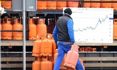Vlada rast cijene plina planira pokriti novcem namijenjenim za energetsku obnovu. Pitanje je što će biti s brojnim subvencijama, pa i onima za električna vozila