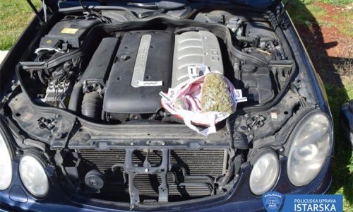 'Domišljati' diler sakrio marihuanu ispod poklopca motora; policajci su je namirisali i uhitili ga