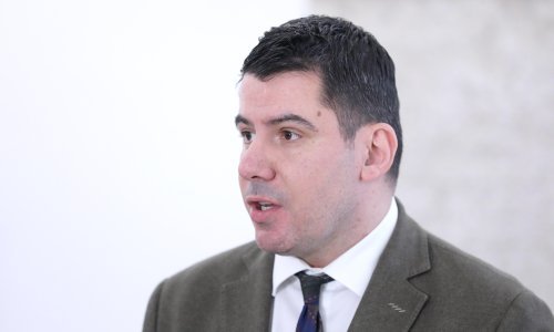 Grmoja želi da se ukine nošenje zaštitnih maski u Sabornici