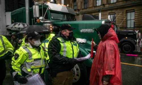 Policija u Ottawi uhićuje prosvjednike i tegli kamione koji blokiraju promet
