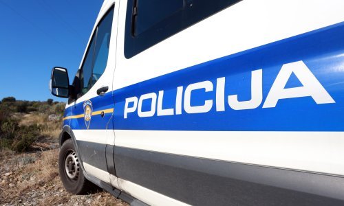 Kod Trogira mrtav pijan ometao policiju na uviđaju pa jednom policajcu slomio nos