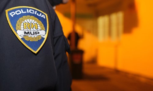 U Kaštel Lukšiću policija u ophodnji zatekla muškarca naoružanog pištoljem, a sa sobom je imao i 'fantomku'