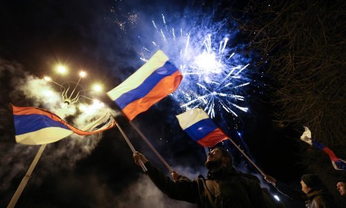 [FOTO/VIDEO] U separatističkom Donjecku dio građana izašao na ulice i slave uz vatromet