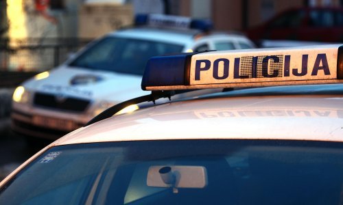 Pronašao otključani automobil s ključevima i pokušao ga ukrasti, no razbio ga je