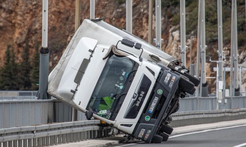 [VIDEO/FOTO] Bura prevrnula kamion na mostu u Dubrovniku