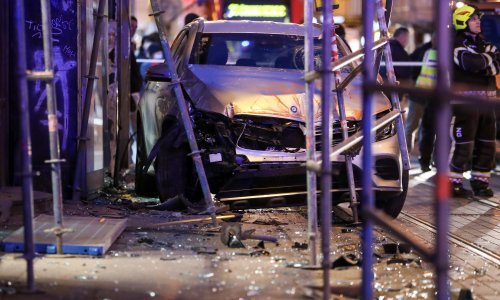 [FOTO] Vozilo se zabilo u građevinsku skelu na Britanskom trgu i srušilo je, dvije osobe ozlijeđene