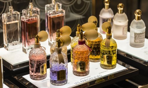 Prodaja luksuznih parfema nezaustavljivo raste: Svi sad žele dobro mirisati, žele nešto jedinstveno - i spremni su to masno platiti