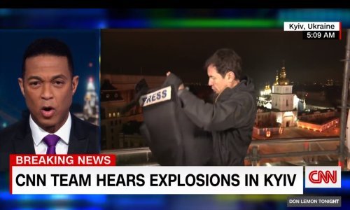 [VIDEO] Pogledajte trenutak kada je u TV programu uživo Rusija napala Ukrajinu, a novinar CNN-a obukao pancirku i kacigu