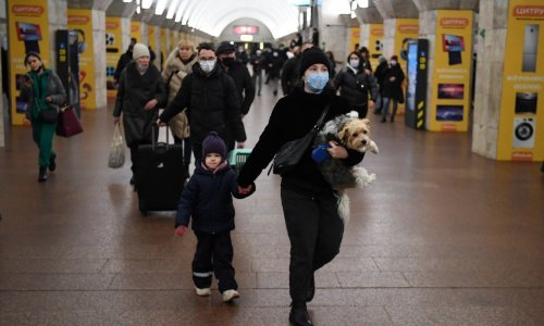 [FOTO] Građani u Kijevu se skrivaju u podzemnoj željeznici, mnogi bježe iz grada