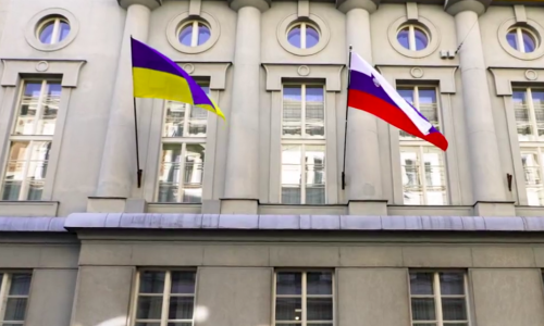 Slovenija na zgradu Vlade izvjesila ukrajinsku zastavu