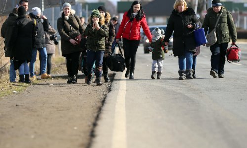 [FOTO] Dok ruske rakete gađaju Kijev, tisuće Ukrajinaca na granicama čekaju ulazak u Poljsku, Rumunjsku, Mađarsku i Slovačku
