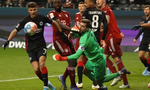 [FOTO] Bayern teškom mukom slomio Eintracht, a na semaforu stadiona u Frankfurtu osvanula je poruka za Vladimira Putina